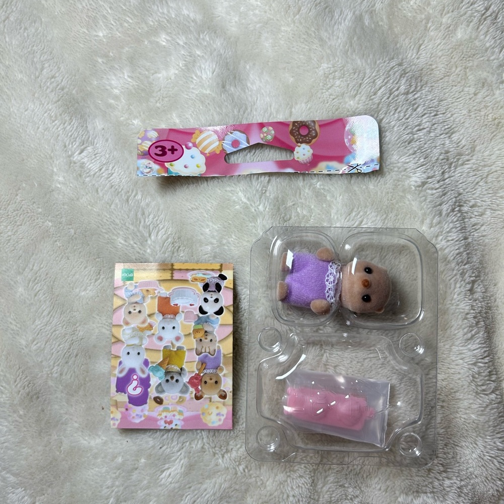 Calico Critters Blind Box Otter - Picture 2 of 3